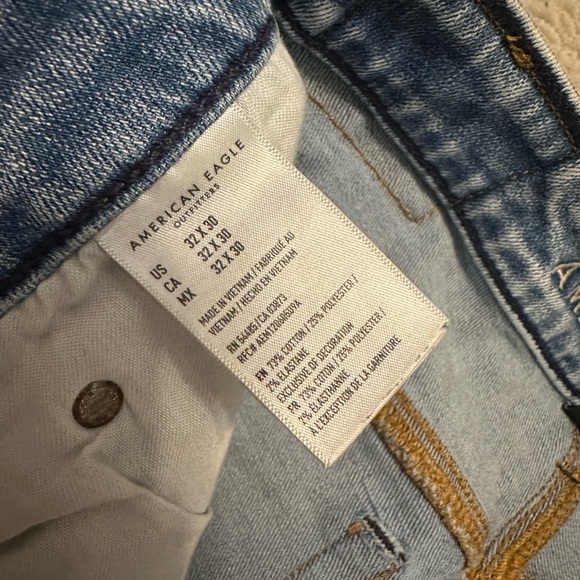 American Eagle Outfitters Light Wash Distressed Jeans - Picture 4 of 4